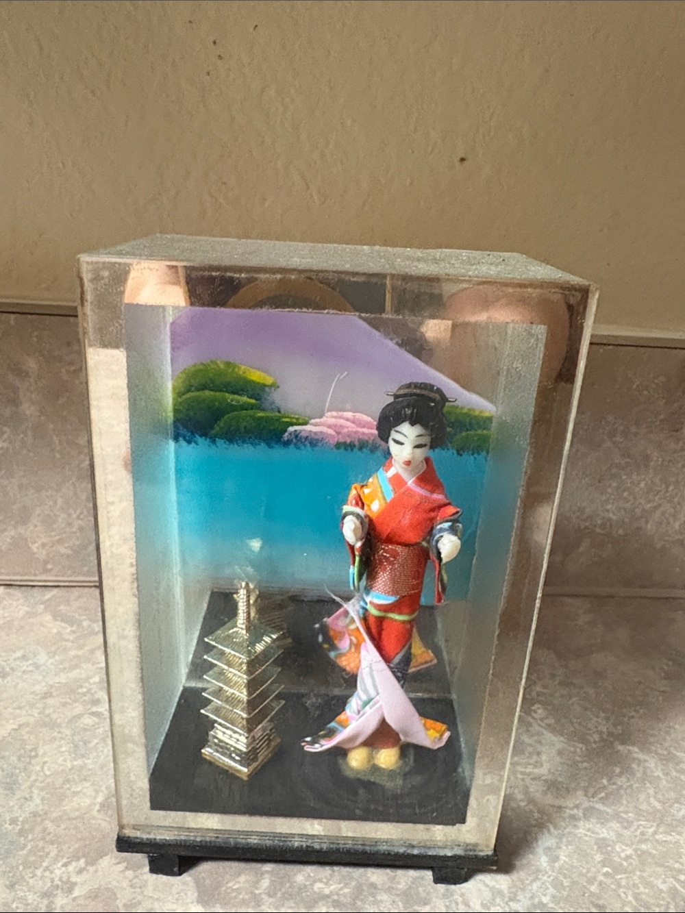 Japanese Geisha Figurine in Display - Red and Pink Kimono 3.5 by 5.5 inch